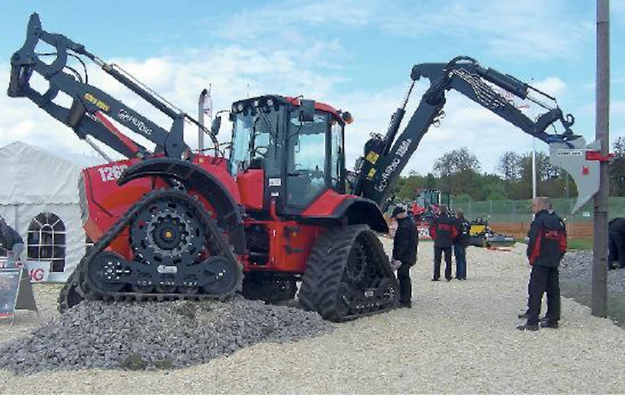 MaskinExpo-messuilla julkistettiin ensimmäisen kerran Huddig 1260B tela-alustaisena versiona. Maahan koskettava pinta-ala on 310 prosenttia suurempi kuin 620/60x34 vakiorenkailla.