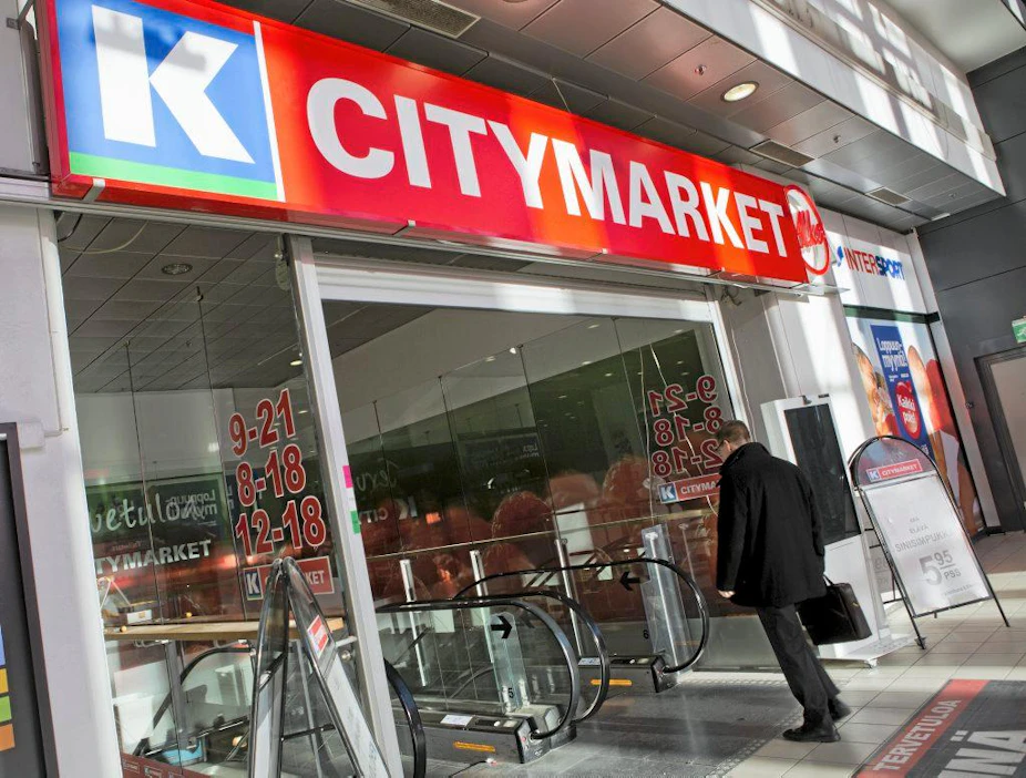Citymarkettien myyjät protestoivat HS:n tietojen mukaan perjantaina vartin poistumisella hallituksen kaavailemia leikkauksia.