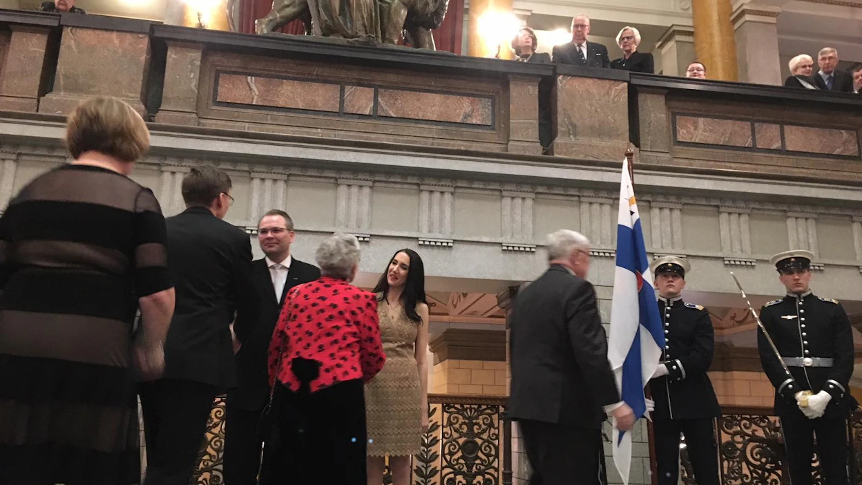 Puolustusministeri Jussi Niinistö kätteli uudenvuodenpäivän vastaanotollaan Säätytalossa vieraat puolisonsa Leena Sharman kanssa.