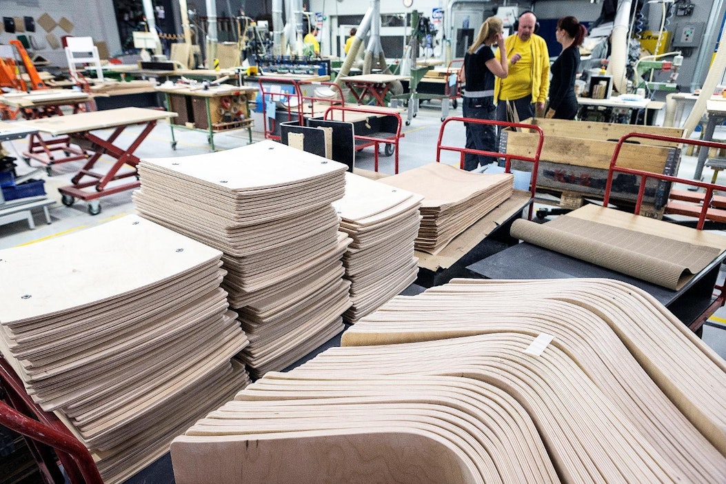 Koivuvaneri taipuu Iskun Lahden kalustetehtaalla vaikka koulutuoleiksi.