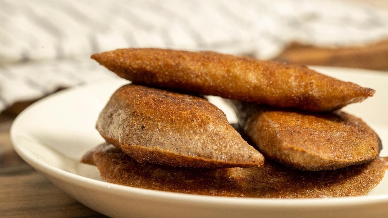 Sulhaspiirakat ovat puolikuun muotoisia ja sisällä on irtonaista riisiä.