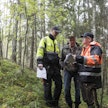 Metsän kaavoitusta tutkittiin Kuhmalahdella vuonna 2017. Esa-Pekka Penttilä ja Matti Penttilä keskustelivat metsänhoitoyhdistys Roineen alueneuvojan Oiva Vierikan kanssa.