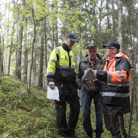 Metsän kaavoitusta tutkittiin Kuhmalahdella vuonna 2017. Esa-Pekka Penttilä ja Matti Penttilä keskustelivat metsänhoitoyhdistys Roineen alueneuvojan Oiva Vierikan kanssa.