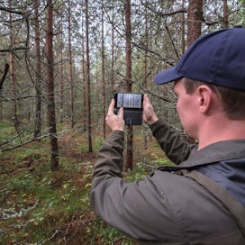 Tekniset apuvälineet ovat tehostaneet metsäammattilaisten ajankäyttöä. Tuore metsätalousinsinööri Joel Salminen aloitti elokuussa Metsä Groupin metsäasiantuntijana Teuvalla Etelä-Pohjanmaalla.