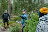 Kauhavan yhteismetsän hoitokunnan puheenjohtaja Alpo Puro-aho (toinen vasemmalta) esitteli koulutusaamun kohteet. Tatu Viitasaari (vas.), Kalevi Pölönen (kuusen takana) ja Kaj Hauta-aho kuuntelevat, millaisia hoitotoimia yhteismetsä on tehnyt.