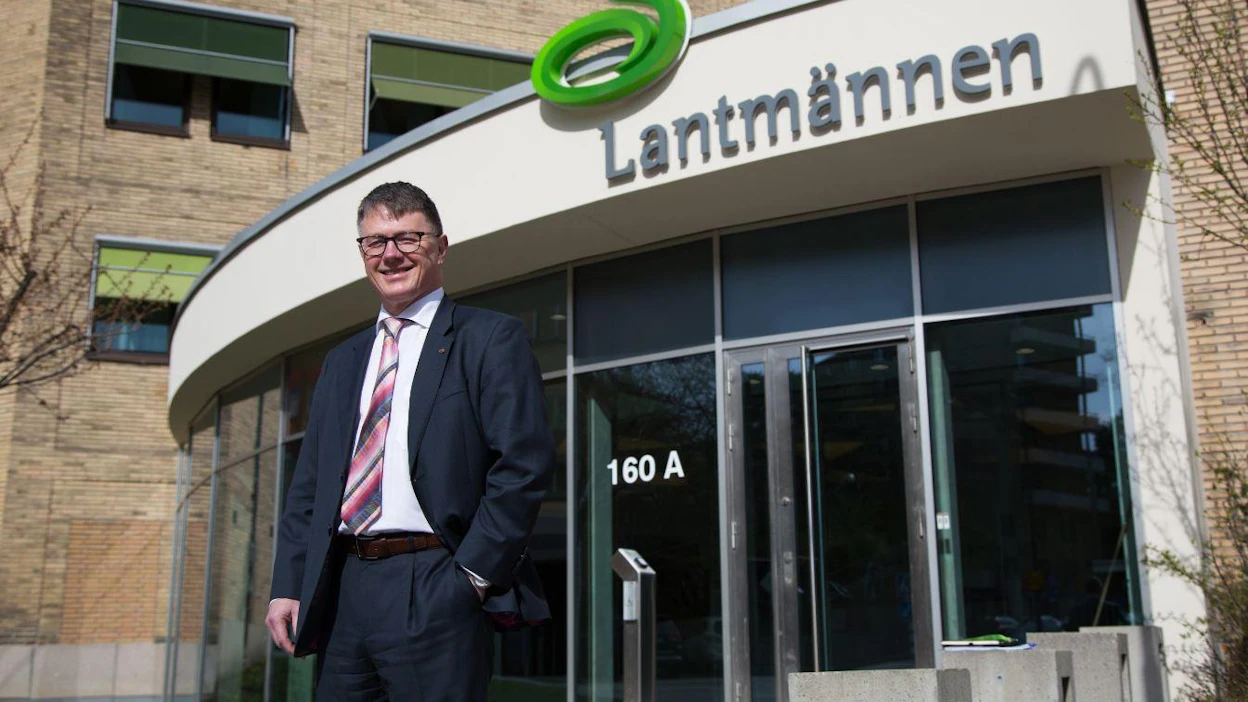 Viraston alustavan arvion perusteella yrityskauppa saattaa aiheuttaa haitallisia vaikutuksia erityisesti säilörehun pakkaustuotteiden jälleenmyynnin sekä naudanrehun jälleenmyynnin markkinoilla. Kuvassa Lantmännenin toimitusjohtaja Per Olof Nyman