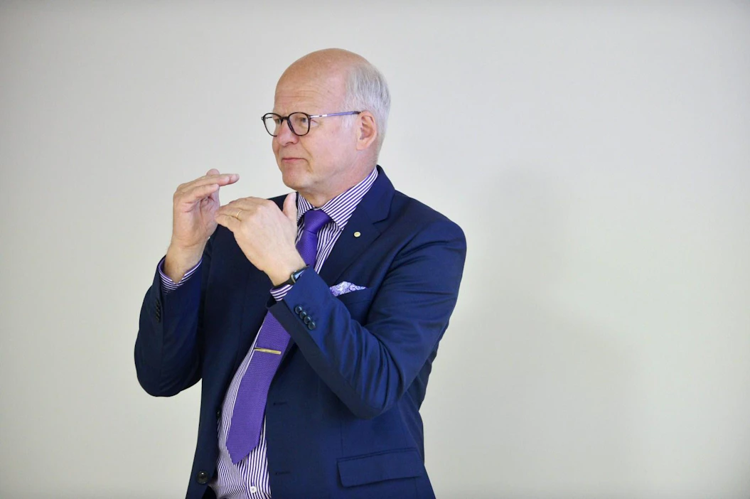 Pääjohtaja Reijo Karhinen ja kaksi muuta yritysjohtajaa lupasivat vuonna 2015 vähentää palkkaansa vauhdittaakseen pääministeri Juha Sipilän (kesk.) hallituksen yhteiskuntasopimusta. LEHTIKUVA / IRENE STACHON