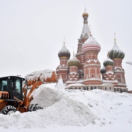 Venäjän ilmatieteen laitos kertoi sunnuntaina, että kaupunkiin satoi vuorokauden aikana 43 senttimetriä lunta. LEHTIKUVA/AFP