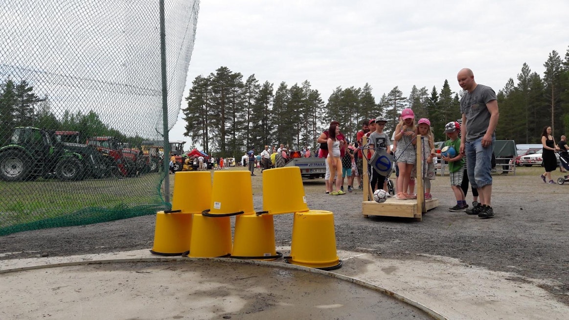 Seinäjoen Hanhikoskella järjestettiin kuudetta kertaa Lasten maatalousnäyttely, jossa oli puuhapisteitä lapsille, koneita ja eläimiä nähtävillä sekä herkkuja buffetista, kuten traktorinkauhamuurikoita.