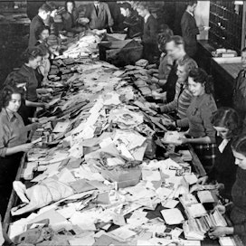 Joulupostin esilajittelua Helsingissä vuonna 1949. Nykyään joulu taitaakin olla monelle ainoa aika vuodesta, jolloin lähetetään perinteisiä postikortteja tai jopa kirjeitä. Postimuseo