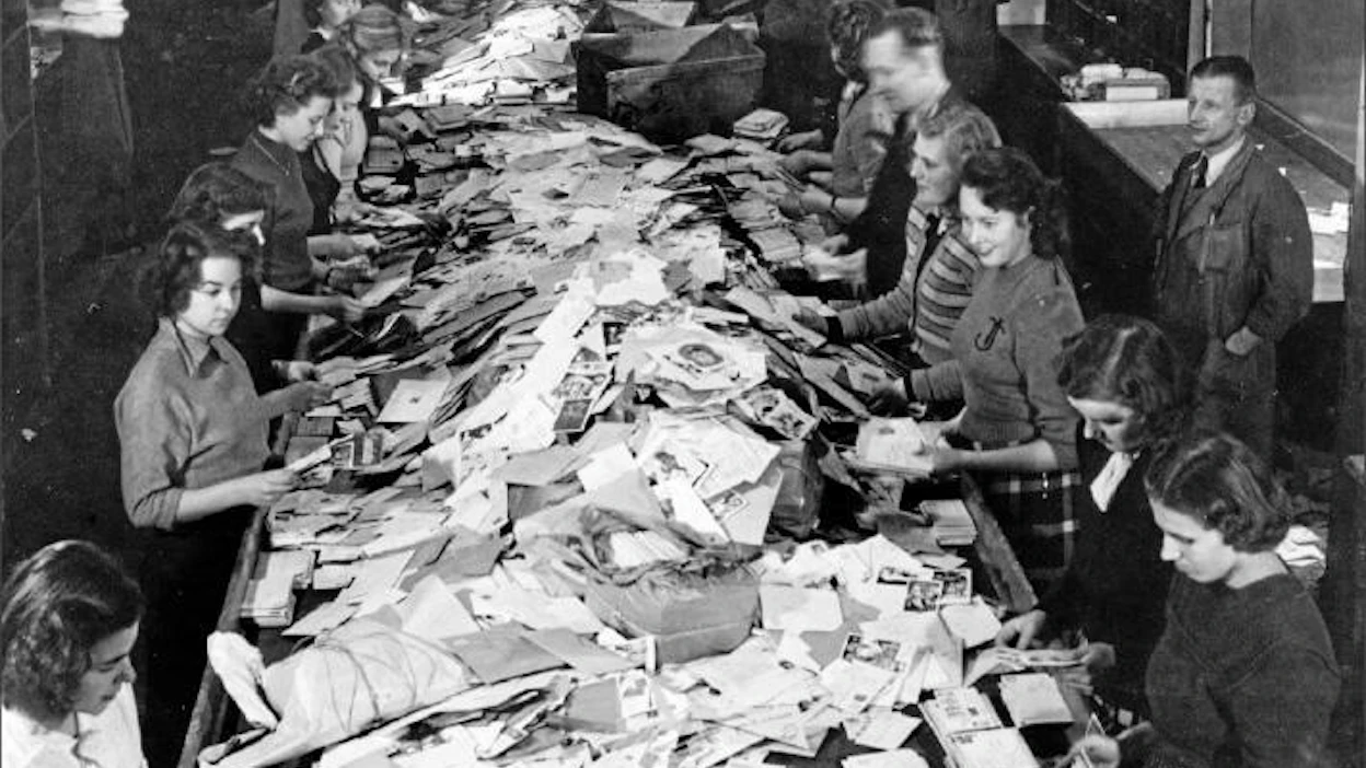 Joulupostin esilajittelua Helsingissä vuonna 1949. Nykyään joulu taitaakin olla monelle ainoa aika vuodesta, jolloin lähetetään perinteisiä postikortteja tai jopa kirjeitä. Postimuseo
