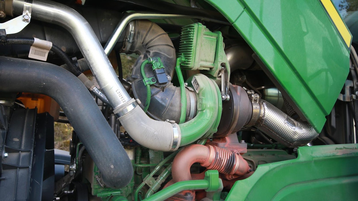 Nykytraktorissa itse moottorin näkeminen on useimmiten vaikeaa, sillä päästöjen puhdistuslaitteet ja muut moottorin apulaitteet täyttävät moottorin yläpuolisen konetilan tehokkaasti. 6155R:ssä turbo on muuttuvageometrinen ja sitä ohjataan sähköisesti CAN-väylän kautta.