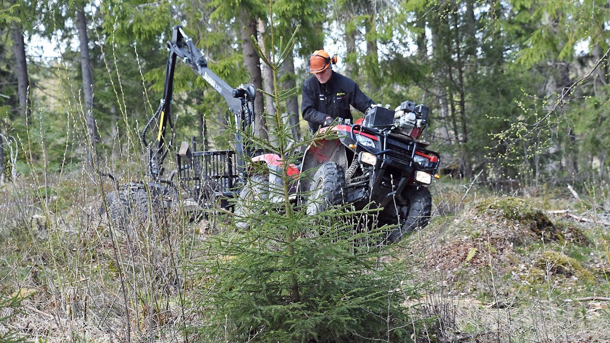 Hondalla on helppo ajaa hitaasti. Moottorin alavääntö on hyvä, joten metsäperävaunun 3–5 km/h nopeus onnistuu ongelmitta.