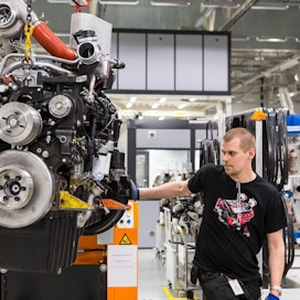 Agco Powerin moottoritehdas palasi tuotantoon torstaina vajaan kolmen viikon seisokin jälkeen. Kuvassa asentaja Jani Kivisalo tarkastaa uutta moottoria.