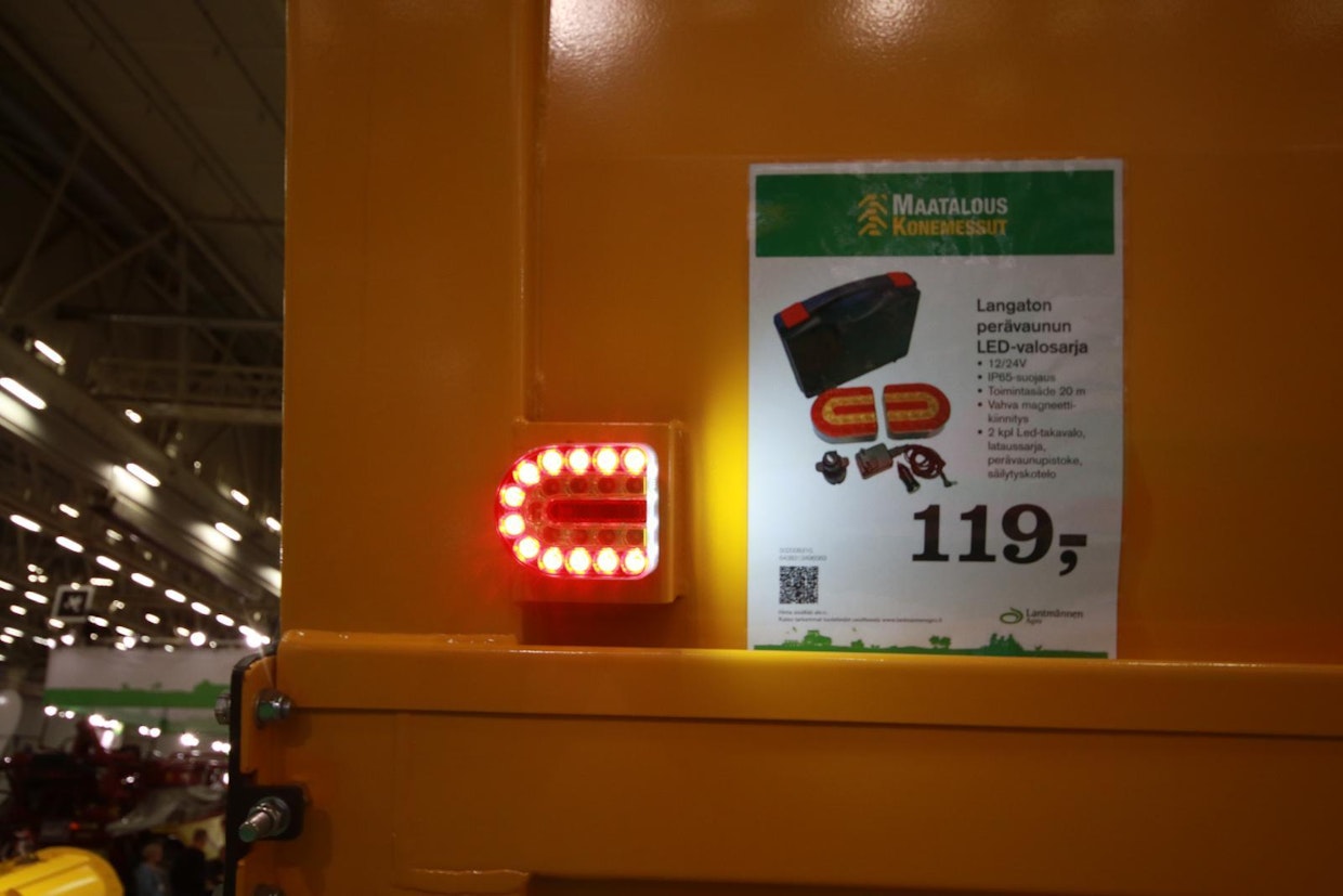 Lantmännen Agro on ottanut myyntiinsä langattoman perävaunun led-valosarjan, joka magneettikiinnitteisenä sopii hyvin moneen käyttötarkoitukseen. E-hyväksyttyjen valojen pakettiin kuuluu akkukäyttöisten valojen laturi, traktorin tai auton pistokkeeseen kytkettävä lähetin sekä säilytyskotelo. Hinta on 119 euroa sisältäen arvonlisäveron. (TV)