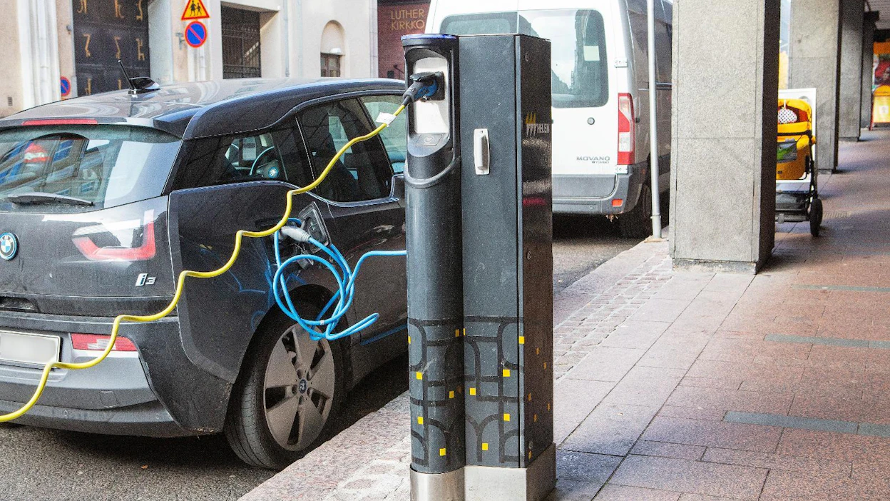 Sähköauto alkaa olla taloudellisesti järkevä ratkaisu ainakin merkkien isoissa malleissa.