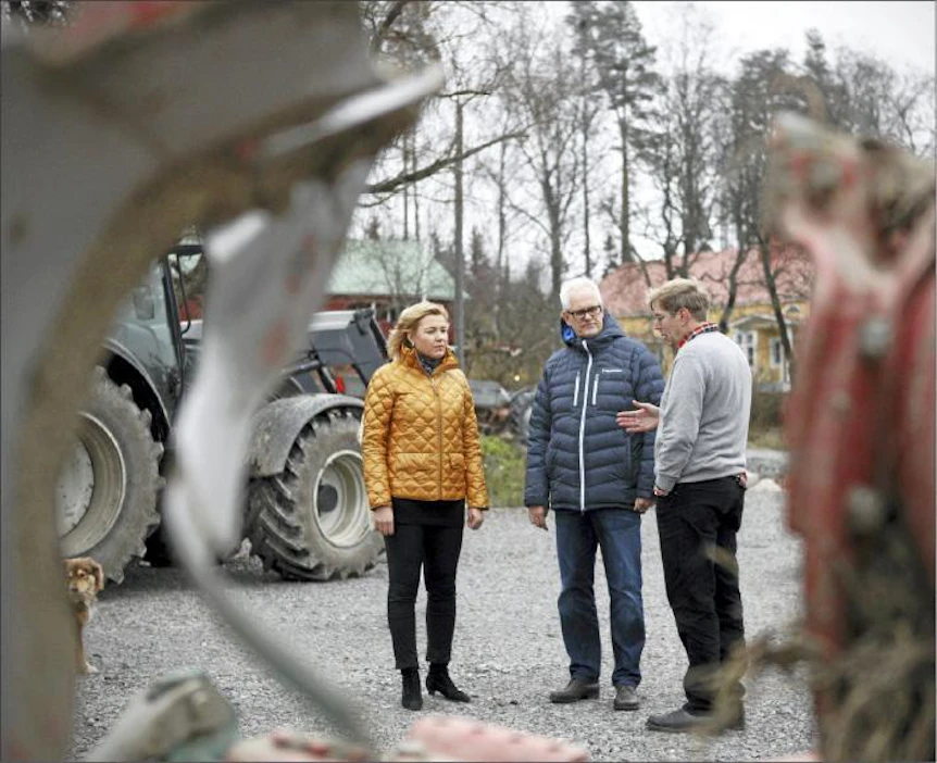 Kokoomuslaiset europarlamentaarikot Henna Virkkunen ja Petri Sarvamaa vierailivat Knehtilän luomutilalla Hyvinkäällä keskiviikkona. Isäntä Markus Eerola (oik.)muistutti, että ruokaa tarvitaan tulevaisuudessaentistä enemmän, mutta pinta-ala ruuantuottamiseen pienenee. Kalle Särkkä