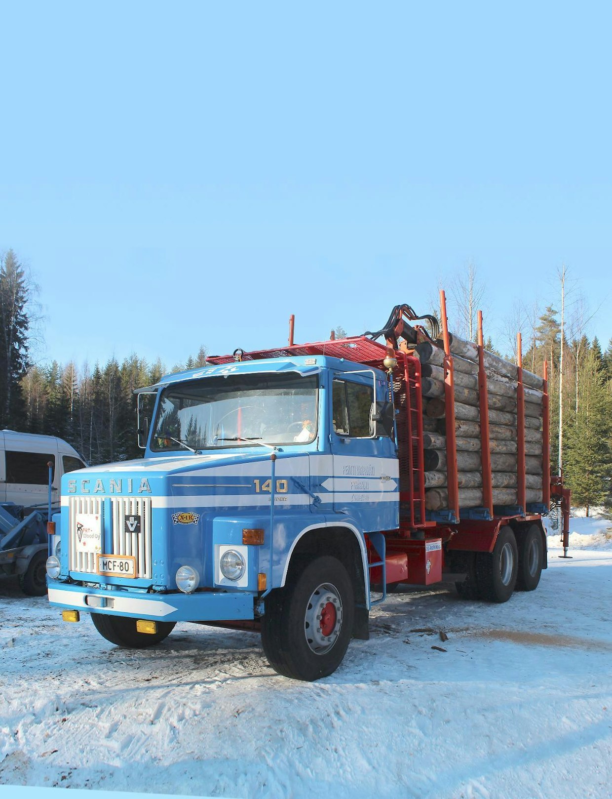 1970-luvulla keskusteltiin onko edullisempaa käyttää autokohtaista kuormaajaa vai erillistä kuormaaja-autoa. 14-litraisella 350 hv:n V8-moottorilla varustettu Scania L140 Super oli tuon ajan tehokkain puutavara-auto.