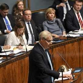 Pääministeri Antti Rinteen (sd.) (kuvassa edessä) hallitus antoi eilen eduskunnalle esityksensä ensi vuoden budjetiksi. LEHTIKUVA / Markku Ulander