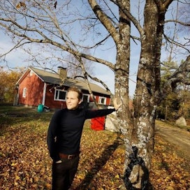 Keskustan kansanedustaja Petri Honkonen remontoi taloaan Saarijärven Kalmarin kylässä. Kuva on otettu viime lokakuussa.
