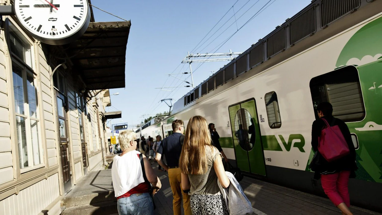 Ensimmäiset kaukojunat aloittivat liikennöinnin noin viiden aikaan aamulla. LEHTIKUVA / RONI REKOMAA