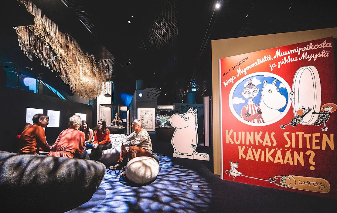 Museon perusnäyttely Kuinkas sitten kävikään? alkaa ensimmäisestä muumikirjasta Muumit ja suuri tuhotulva ja loppuu kirjaan Muumilaakson marraskuu.