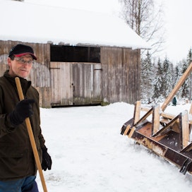 Juhani Pitkänen kehitteli traktorilla vedettävän latukoneen, jotta kynnys hiihtämiseen madaltuisi.