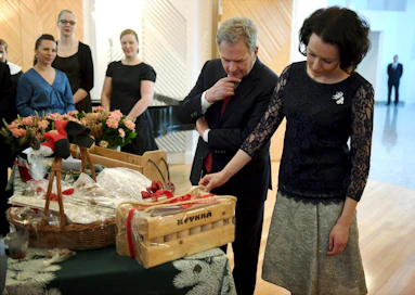 Presidentti Sauli Niinistö ja rouva Jenni Haukio vastaanottivat eri järjestöjen joulutervehdyksiä presidentin virka-asunnolla. LEHTIKUVA / ANTTI AIMO-KOIVISTO