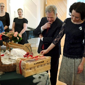 Presidentti Sauli Niinistö ja rouva Jenni Haukio vastaanottivat eri järjestöjen joulutervehdyksiä presidentin virka-asunnolla. LEHTIKUVA / ANTTI AIMO-KOIVISTO