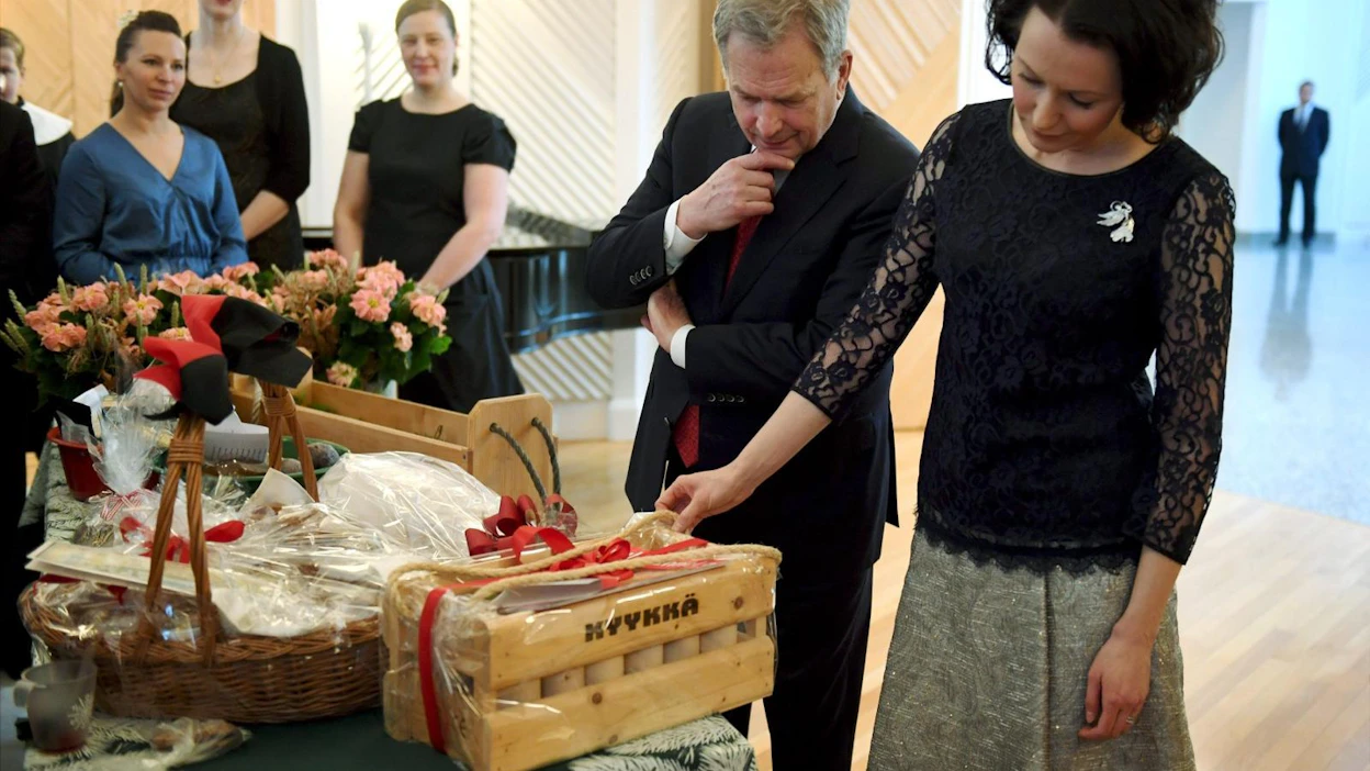 Presidentti Sauli Niinistö ja rouva Jenni Haukio vastaanottivat eri järjestöjen joulutervehdyksiä presidentin virka-asunnolla. LEHTIKUVA / ANTTI AIMO-KOIVISTO