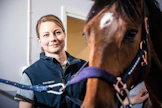 Kliininen kirurgin työ vaatii rutiinia. "Haluan kehittyä ja siksi ennen kaikkea tehdä tätä työtä säännöllisesti", Heidi Tapio sanoo. Puoliveritamma Mint L tuli Tapion asiakkaaksi Equivetin klinikalle Vermoon irtopalatähystykseen.