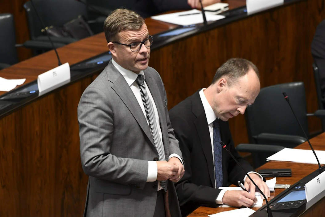 Kokoomuksen puheenjohtaja Petteri Orpo ja perussuomalaisten puheenjohtaja Jussi Halla-aho (oik) eduskunnan kyselytunnilla Helsingissä 10. syyskuuta 2020.