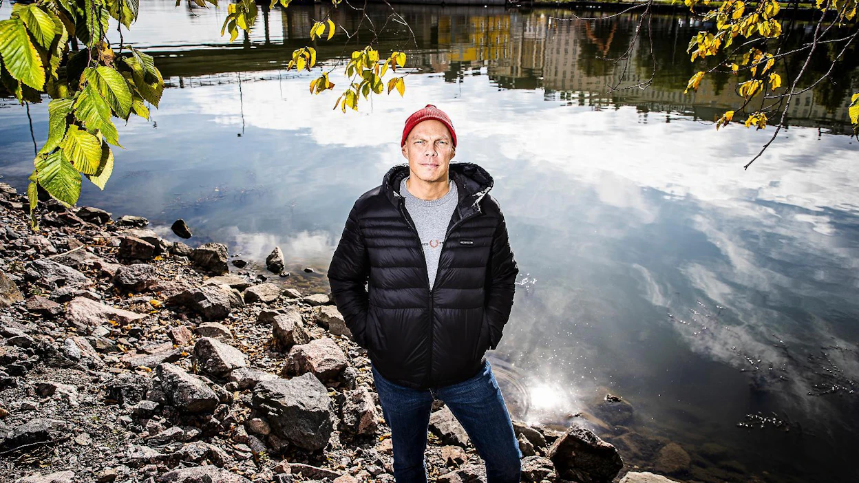 Psykoterapeutti kirjoitti teoksen yksinäisyyden monista muodoista elämänkaaren eri vaiheissa. Antti Ervasti liikkuu päivittäin merenrantamaisemissa, sillä vesi on hänelle rentouttava elementti.