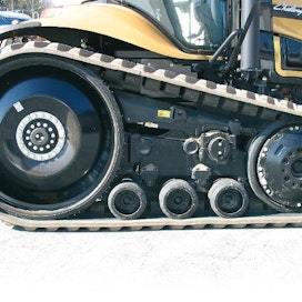 Telaston johtopyörä on läpimitaltaan huomattavasti vetopyörää pienempi. Hydraulinen, paineakulla varustettu telan kiristysjärjestelmä paineistetaan tarvittaessa traktorin ulkopuolisella hydrauliikalla.