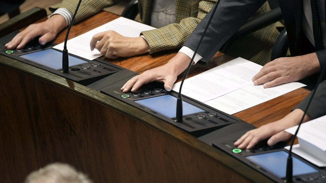 Laki hyväksyttiin äänin 102–72.