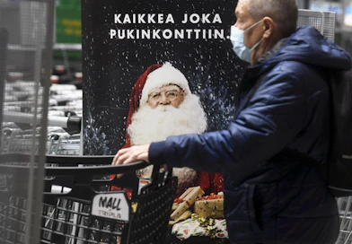HS-gallupiin vastanneista noin 24 prosenttia kertoi aikovansa kuluttaa rahaa tavallista vähemmän, ja kuusi prosenttia vastanneista aikoo kuluttaa enemmän. LEHTIKUVA / VESA MOILANEN