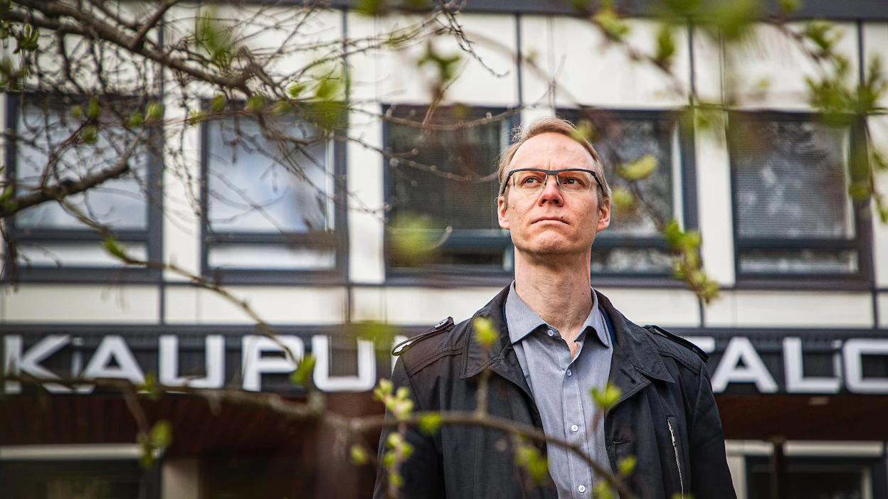 Varsinaissuomalaisen Someron kaupunginjohtaja Sami Suikkanen kertoo palvelujen muotoilun uusiin ja nopeasti vaihtuviin olosuhteisiin vaatineen valtavasti ylimääräistä työtä. "Toisaalta on ollut hienoa huomata, miten hyvin organisaatiomme ja yhteisömme on tähän pystynyt."