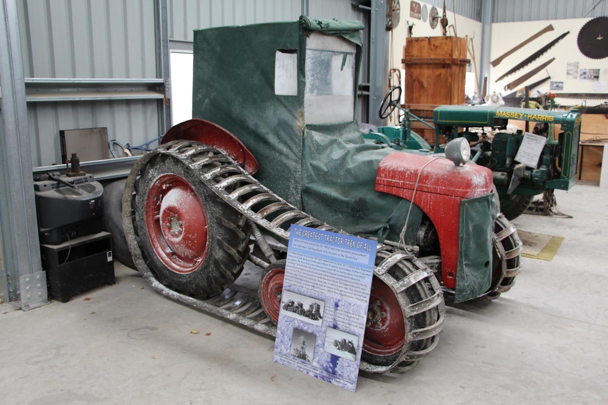 Ainakin yksi Sir Edmund Hillaryn Etelänavan valloitukseen käyttämistä traktoreista on tallella, mutta kun tuosta uhkarohkeasta keikasta tehtiin elokuvaa, rakennettiin sitä varten kopio. Ulkonäöltään se on alkuperäisen kaltainen, mutta peltien ja peitteiden suojassa on joitakin käyttöä helpottaneita muutoksia. (Blenheim)