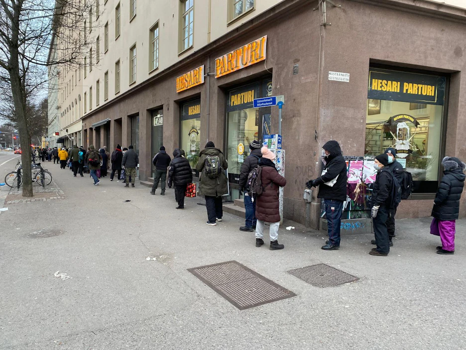 Ihmiset jonottivat keskiviikkona ruoka-apua Helsingin Kalliossa kirpeässä pakkassäässä.
