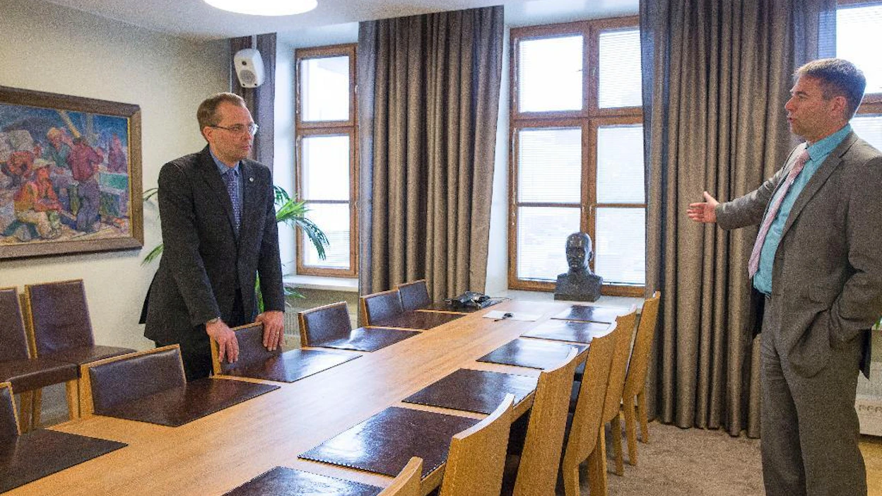 Puolustusministeri Niinistö ja erityisavustaja Petteri Leino pohtivat jalkaväkimiinojen tulevaisuutta.