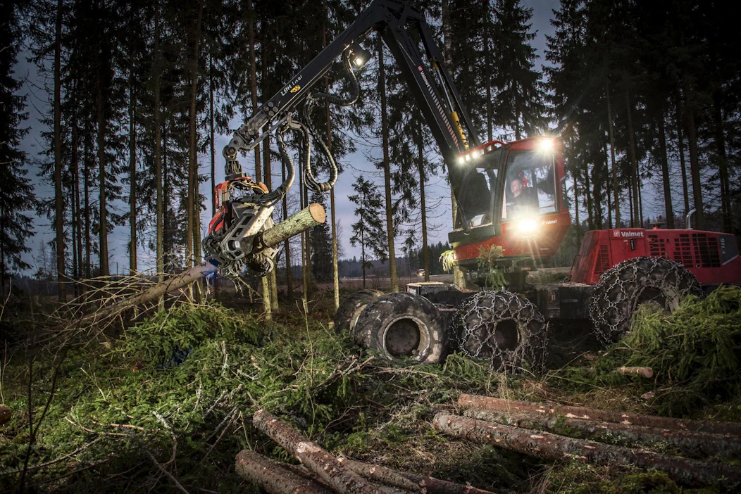 Metsäkoneenkuljettaja Pauli Turunen kaatoi torstaiaamuna puuta Mäntsälässä. Kaupungistuneella metsänomistajalla voi olla vaikeuksia päästä itse seuraamaan hakkuuta.