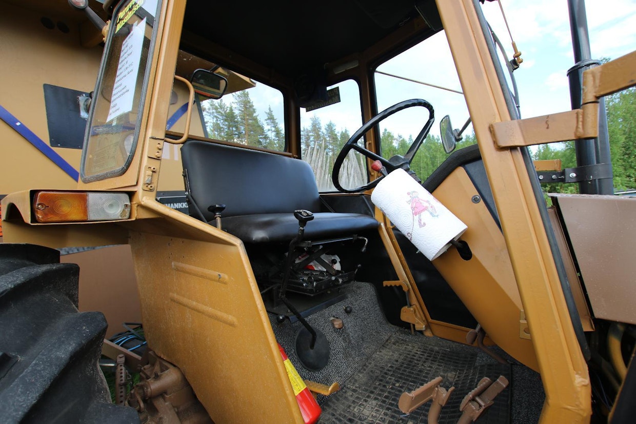 Valmet 602 on saanut uuden istuimen, johon mahtuu kaksi henkeä vierekkäin. Vaihdekeppejä on jouduttu hieman modifioimaan alkuperäisistä.