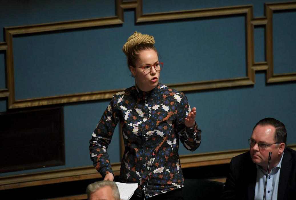 Vasemmistoliiton kansanedustaja Hanna Sarkkinen eduskunnan täysistunnossa tänään. Vieressä istuu kollega samasta puolueesta, Risto Kalliorinne. LEHTIKUVA / ANTTI AIMO-KOIVISTO