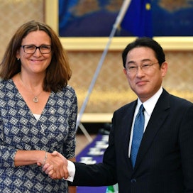 Sovusta ilmoitti EU:n kauppakomissaari Cecilia Malmström. Kuvassa myös Japanin ulkoministeri Fumio Kishida.