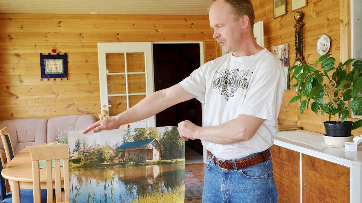Jyrki Hovi pitää vaimonsa Sari Hovin kanssa majoitusyritys Metsä-Hovin tilaa Pornaisissa. Tilalle mahtuu majoittumaan 28 henkeä. Pienen lammen rantaan on rakennettu sauna Hovien oman metsän puusta.