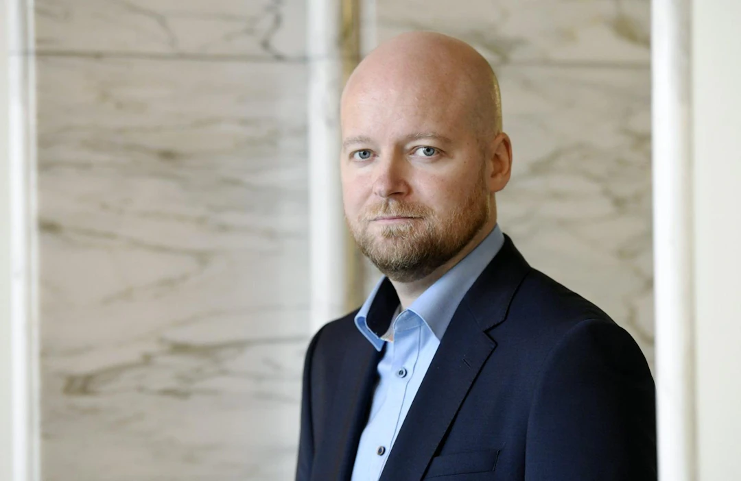 Jussi Saramon valintaa esittävät vasemmistoliiton puoluevaltuusto ja eduskuntaryhmä yhteiskokouksessaan. LEHTIKUVA / Heikki Saukkomaa