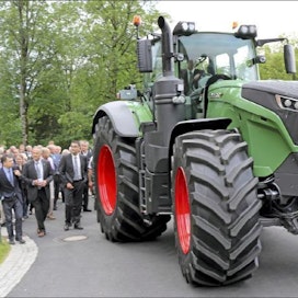 Fendt aikoo harpata kärkeen suurimman tavanomaisen traktorin kisassa. Järkälemäinen 1050-malli tulee myyntiin ehkä ensi vuoden lopulla. Veikko Niittymaa