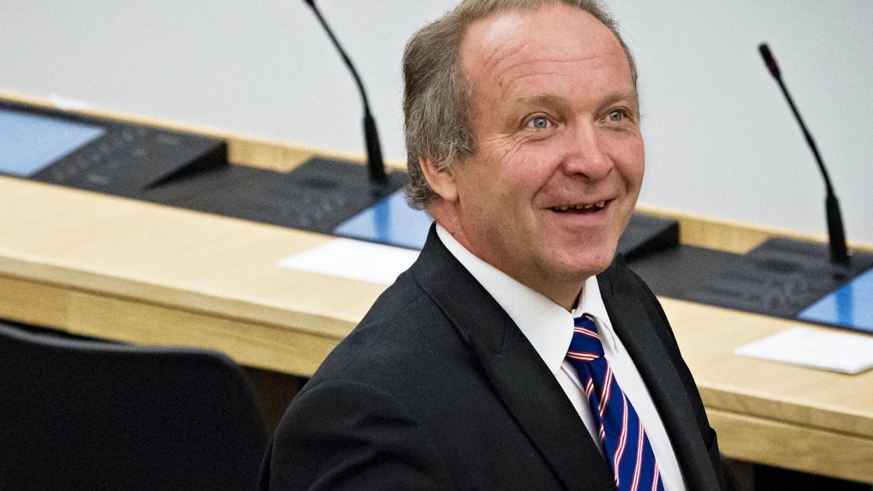 Perussuomalaisten kansanedustajan Teuvo Hakkaraisen auto julistaa "Matu, mistä tulet? Sinne menet!" ja "Turvapaikkaturistit ulos joka ukko".