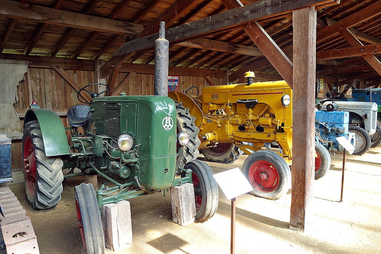 Kaikkien muiden traktorimerkkien ohella myös Bolinder Munktellin traktoreita myytiin Ranskassa jo 1950-luvun alussa ja konepajalla oli oma Pariisissa sijainnut myyntikonttori. Tämä museon kokoelmaan kuuluva BM on valmistettu 1952. Traktorin 2-sylinterinen diesel tuotti 25 hevosvoimaa.