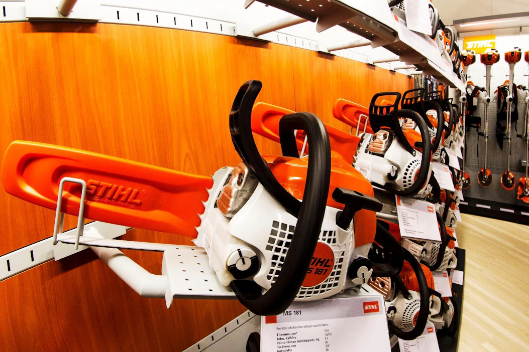 Muun muassa Stihlin sahoista tehdään halpoja kopioita. Kuvan saha on aito Stihl.
